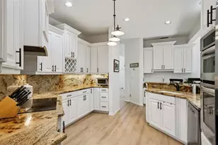 660 Bay Laurel Ct NE, Saint Petersburg, FL 33703 - Photo 10