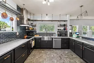 1207 9th Ave N, Saint Petersburg, FL 33705 - Photo 2