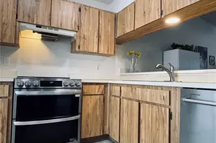 7330 Parkside Villas Dr, Saint Petersburg, FL 33709 - Photo 4