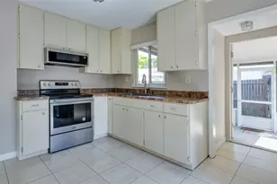 907 Hull St S, Gulfport, FL 33707 - Photo 14