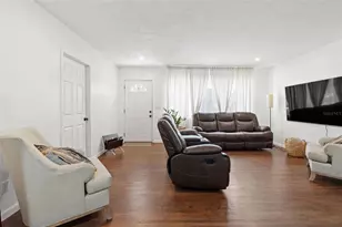 2010 Lee Dr, Valrico, FL 33594 - Photo 6