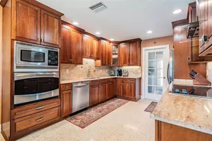 3909 Hudson Ln, Tampa, FL 33618 - Photo 10