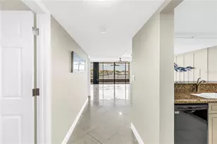 2775 Kipps Colony Dr S, Saint Petersburg, FL 33707 - Photo 8