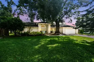 1905 Horseshoe Dr, Plant City, FL 33566 - Photo 2