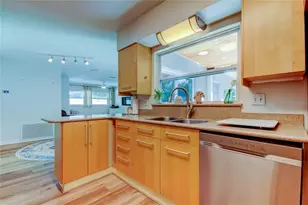 227 Palm Ln N, Saint Petersburg, FL 33710 - Photo 14