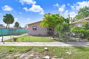 614 Pear St, Lakeland, FL 33815 - Photo 1