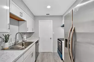 13287 Arbor Pointe Cir, Tampa, FL 33617 - Photo 8