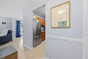 10433 Carrollbrook Ct, Tampa, FL 33618 - Photo 4