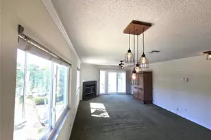 346 Madeira Cir, Saint Petersburg, FL 33710 - Photo 2