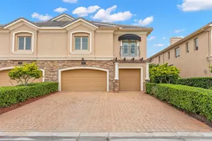 657 Saxony Blvd, Saint Petersburg, FL 33716 - Photo 1