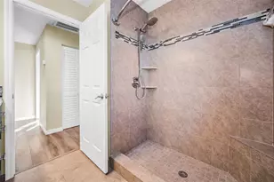 8793 Merrimoor Blvd E, Seminole, FL 33777 - Photo 16