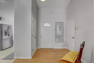 2524 Wrencrest Cir, Valrico, FL 33596 - Photo 4