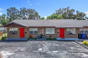 137 Southeast Jefferson Cir N, Saint Petersburg, FL 33703 - Photo 4