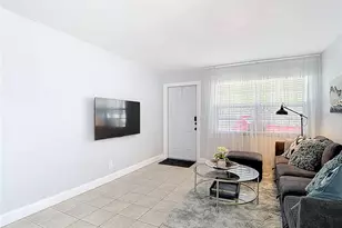 220 Southeast Jefferson Cir N, Saint Petersburg, FL 33703 - Photo 8