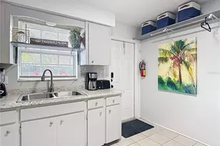 220 Southeast Jefferson Cir N, Saint Petersburg, FL 33703 - Photo 16