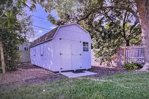 910 Robinson Dr N, Saint Petersburg, FL 33710 - Photo 14