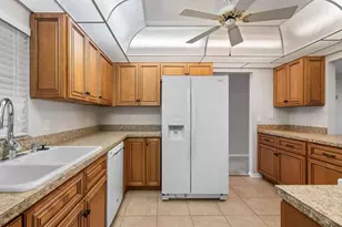 910 Bluewater Dr, Sun City Center, FL 33573 - Photo 8