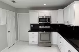 8401 Blackstone Ct, Tampa, FL 33615 - Photo 6