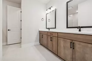 2825 Marrakesh Ln, Sarasota, FL 34234 - Photo 22