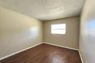221 Northwest Jefferson Cir N, Saint Petersburg, FL 33702 - Photo 8