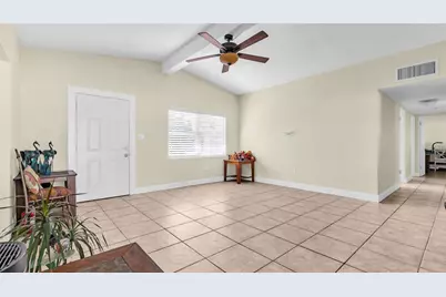 7063 S Shore Drive S, Saint Petersburg, FL 33707 - Photo 10