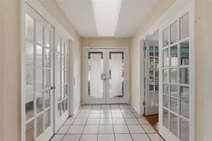 810 Hammockwood Ct, Sarasota, FL 34232 - Photo 2