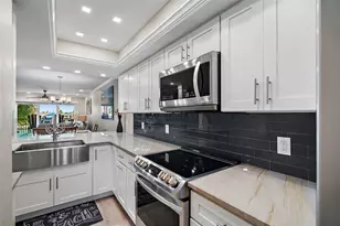 7467 Bayshore Dr, Treasure Island, FL 33706 - Photo 2