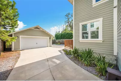 319 W Giddens Avenue, Tampa, FL 33603 - Photo 2