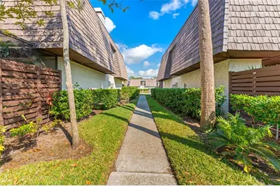 15233 W Pond Woods Drive #404, Tampa, FL 33618 - Photo 4