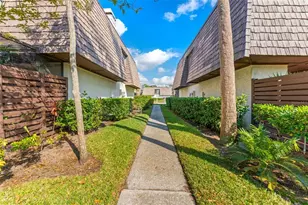 15233 W Pond Woods Dr, Tampa, FL 33618 - Photo 4