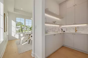 921 12th St N, Saint Petersburg, FL 33705 - Photo 18