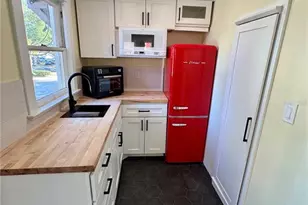 622 Earle Ave N, Saint Petersburg, FL 33705 - Photo 2