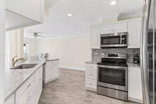 11240 7th St E, Treasure Island, FL 33706 - Photo 12