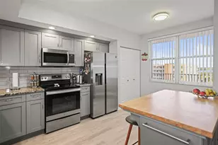 6495 Shoreline Dr, Saint Petersburg, FL 33708 - Photo 4