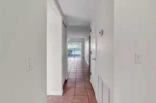 4507 S Oak Dr, Tampa, FL 33611 - Photo 4