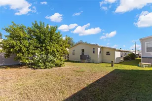 7048 Mt Essex Dr NE, Saint Petersburg, FL 33702 - Photo 16