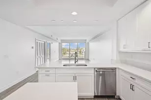 125 Island Way, Clearwater Beach, FL 33767 - Photo 4