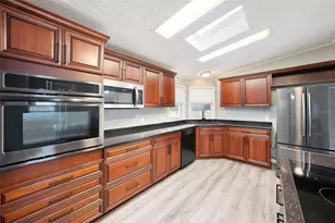 37617 Amigo Dr, Zephyrhills, FL 33541 - Photo 16