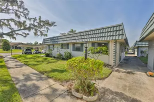1811 Bedford Ln, Sun City Center, FL 33573 - Photo 2