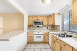 3821 S Lake Dr, Tampa, FL 33614 - Photo 6