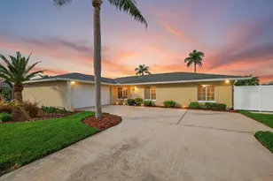 1963 Tanglewood Dr NE, Saint Petersburg, FL 33702 - Photo 2