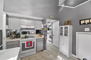 5601 Ashley Oaks Dr, Tampa, FL 33617 - Photo 6