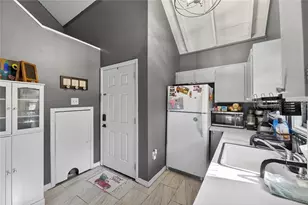 5601 Ashley Oaks Dr, Tampa, FL 33617 - Photo 6