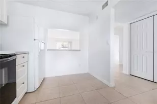 2860 Somerset Park Dr, Tampa, FL 33613 - Photo 6