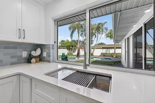 2043 Tanglewood Way NE, Saint Petersburg, FL 33702 - Photo 14