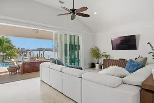 1028 79th St S, Saint Petersburg, FL 33707 - Photo 4