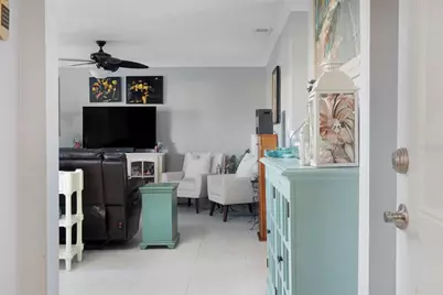 215 Seahorse Drive SE #D, Saint Petersburg, FL 33705 - Photo 2