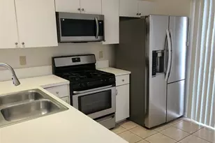 28525 Seashell Ct, Zephyrhills, FL 33545 - Photo 2