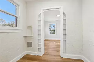 305 28th St S, Saint Petersburg, FL 33712 - Photo 16