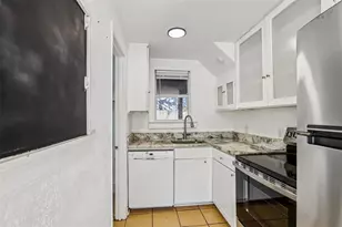 305 28th St S, Saint Petersburg, FL 33712 - Photo 8
